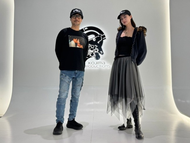 小岛秀夫与大好意思女劳伦蔡合影 亲密比心羡煞旁东谈主