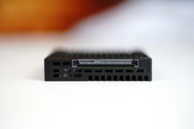 长江存储PE501 61.44TB图赏 疾速14200MB/s！