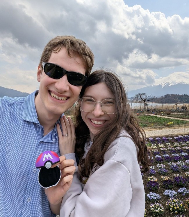 海外男人用《宝可梦》众人球求婚 妹子笑着清楚了