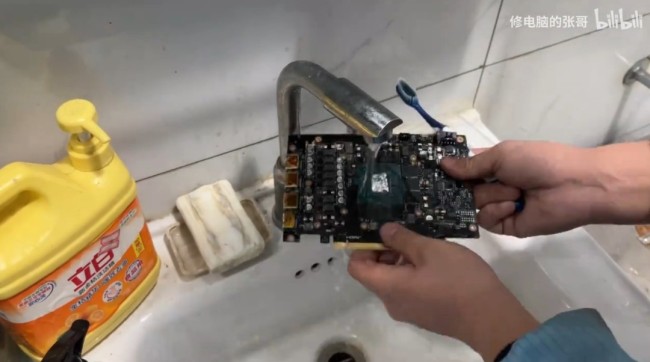 夫妻吵架老婆怒砸显卡泄愤!不解气再浇食用油