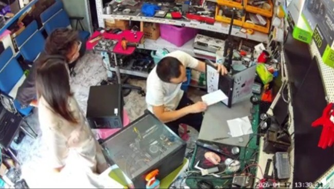 妹子游戏本过热 维修师父10秒搞定：散热口被贴纸堵死