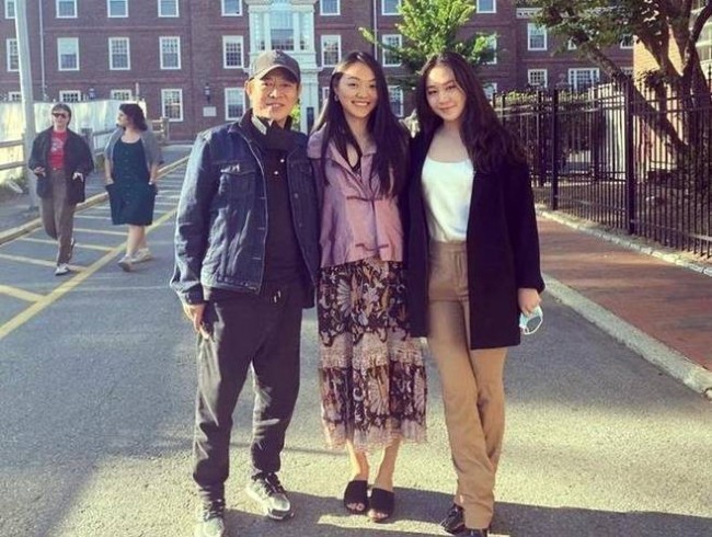 李连杰63岁生日与女儿庆生 拥抱女儿感动落泪！