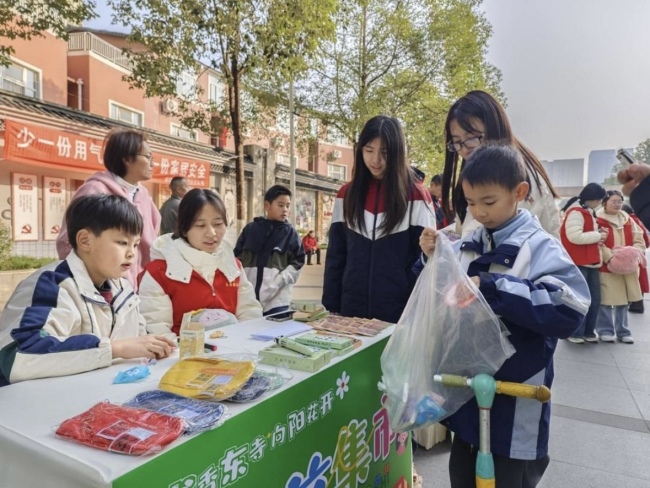 可回收闲置换成种子和书籍 成都这个公益集市让孩子们参与善举