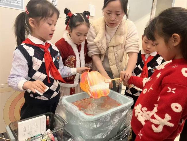 小学师生走进儿童医院，用公益演出传递温暖 图1