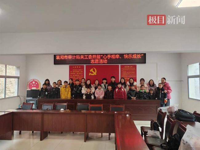 文具、书包、篮球，13名“爱心妈妈”为留守儿童送去大礼包 图1