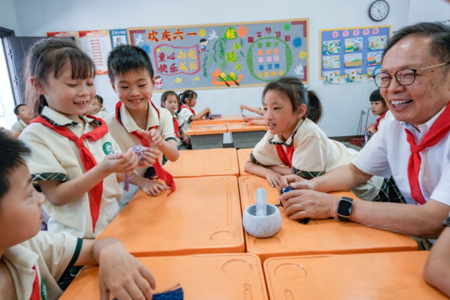 从爱心书屋到手工课堂，跃莱公益团队为羊楼洞小学送去“六一”特别礼物