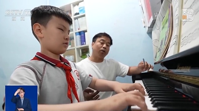 光阴的故事丨风听雨听星辰听 9岁盲童奏响音乐之声