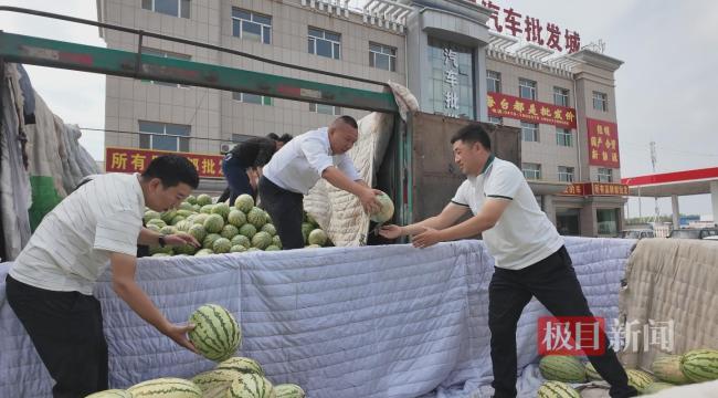 内蒙古“焖面哥”回应又收购7.4万斤滞销的西瓜：已全部卖完，收益将捐出用于专项助农