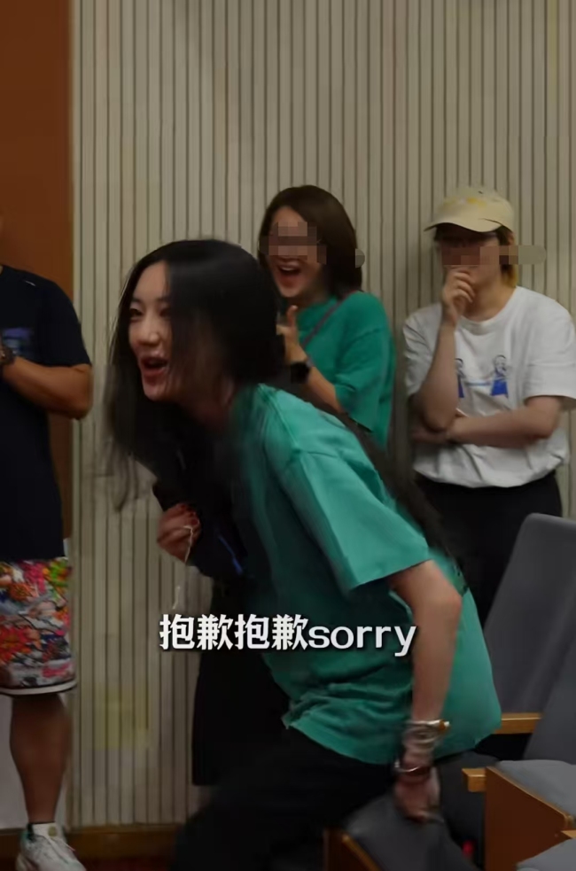 李嫣参加公益活动，大方打招呼引好感：这个自信真是绝了，很像王菲