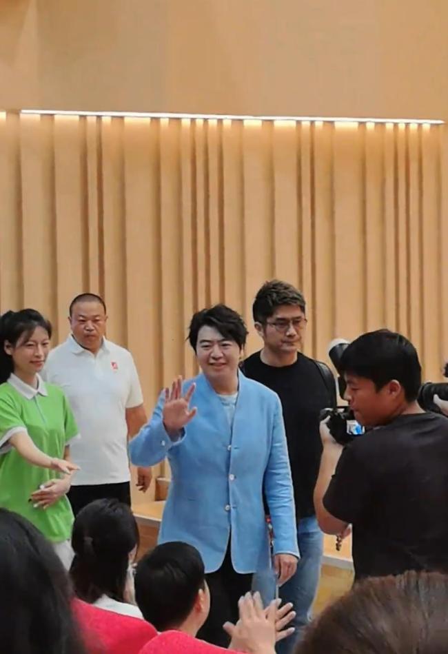 郎朗“惊喜现身”河北一高校，校方：庆祝教师节的公益活动