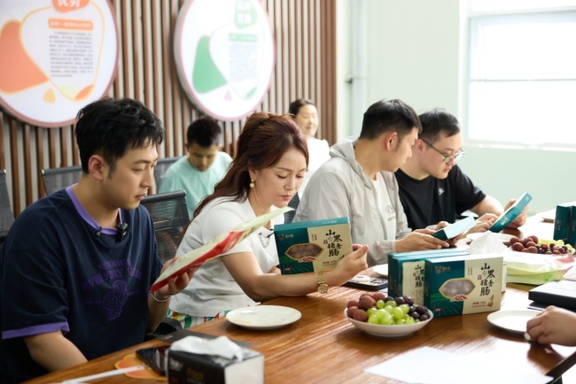 组织“公益试吃官”下乡 阿里公益携手李佳琦直播间为新农货提质