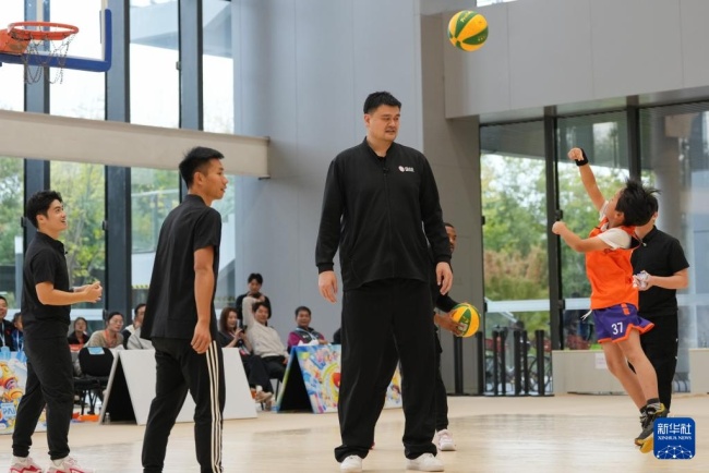 姚明助阵“大咖篮球训练课”