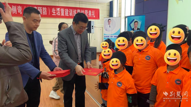 武汉市首届脊柱侧弯训练营助力青少年挺拔成长