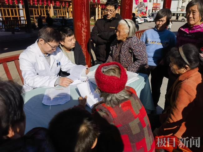 专家亭下坐诊，村民就近就医，“大爱医心”公益义诊近日在湖北通山开展