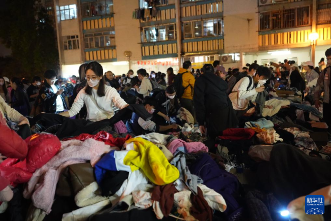 特写：香港大埔火灾救援中的爱心接力