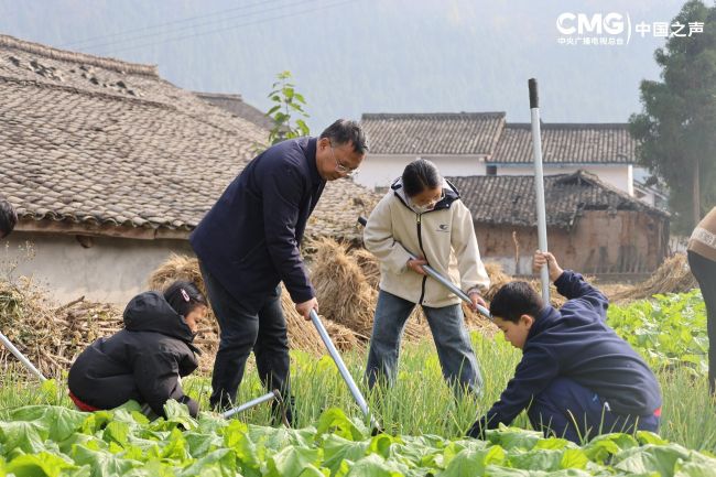 时光里丨他在“走红”村小 焐热留守儿童孤独的心