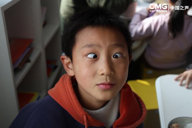 时光里丨他在“走红”村小 焐热留守儿童孤独的心