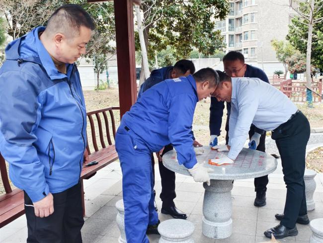 爱心企业捐赠便民设施，助力社区解决居民实际需求