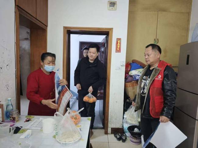 黄冈市政协委员联合爱心企业为老人送温暖