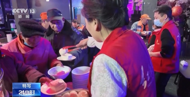 视频丨爱心早餐十年接力 温暖环卫工人