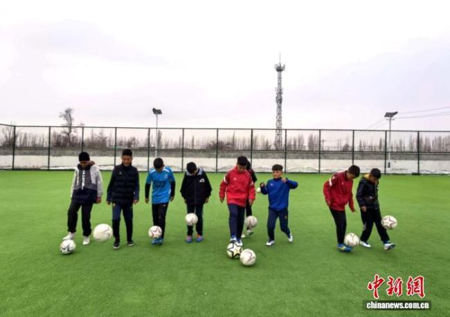 新疆“草根”足球教练20载为400余名少年筑梦