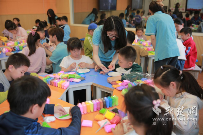 湖北中医药大学学子玩转中医药新花样 图2