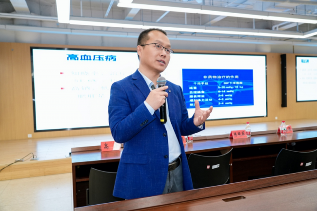 “健康中国职工先行——致敬劳动者 慢病防治健康行”走进丰台区政务服务中心公益活动圆满举行