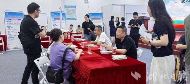24家企业带来百余个岗位，武汉举办第十届“走近残疾大学生”专场招聘会