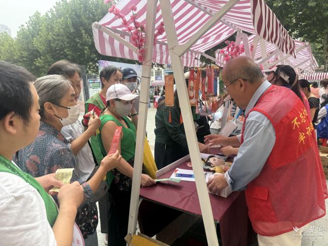 居民积极参与有奖问答。通讯员供图
