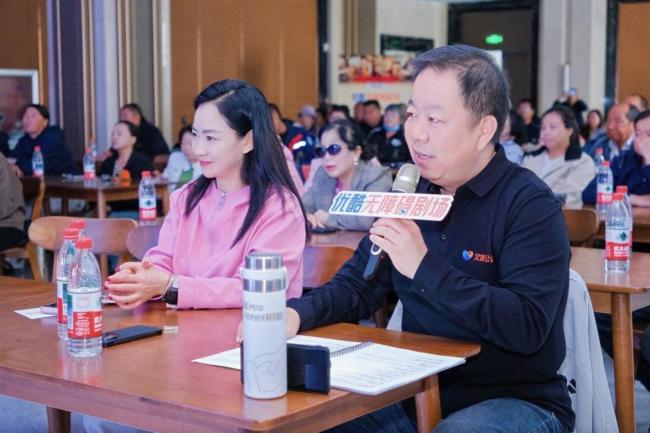 （资深电影讲述人雷鸣为现场观众讲述）