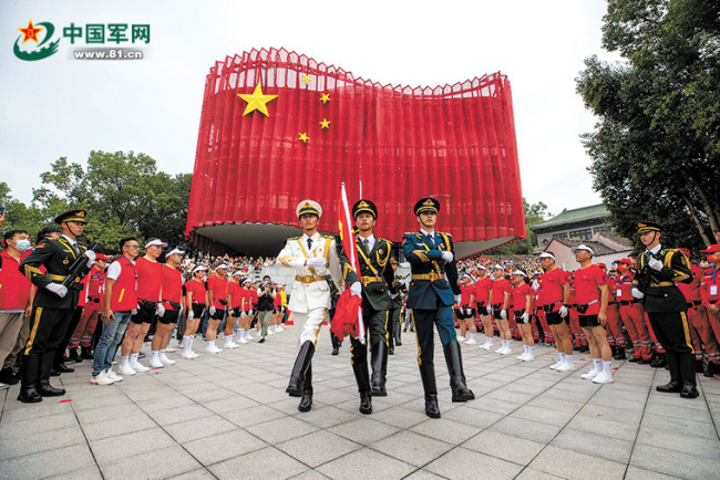 浙江省瑞安市退役军人志愿国旗护卫队亮相国旗教育馆