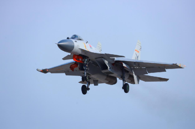 点赞！新一批舰载机飞行学员成功单飞