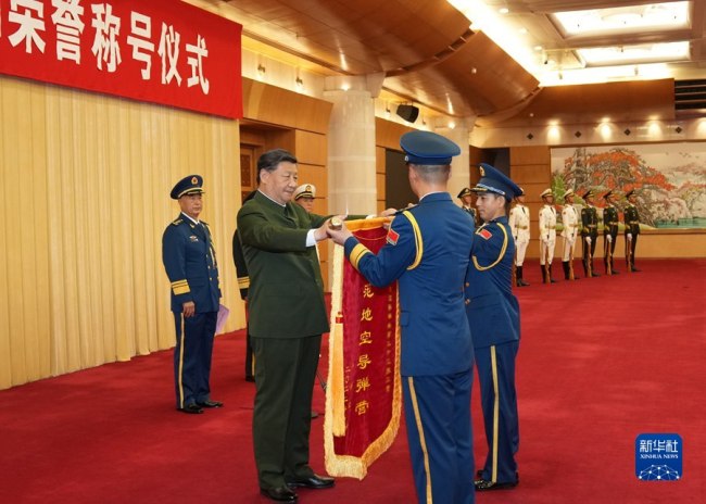 中央军委举行颁授“八一勋章”和荣誉称号仪式 习近平向“八一勋章”获得者颁授勋章和证书 向获得荣誉称号的单位颁授荣誉奖旗