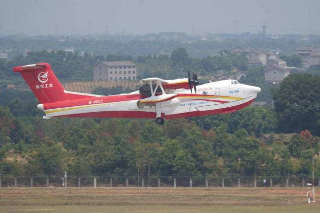 8月25日 飞机在宜昌机场起飞.JPG