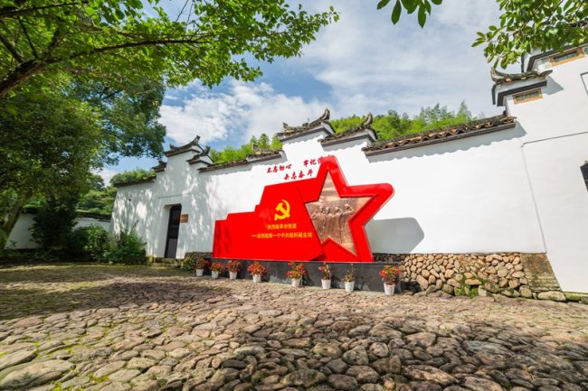 89岁升旗手正式退休：一个人的升旗仪式坚持20年