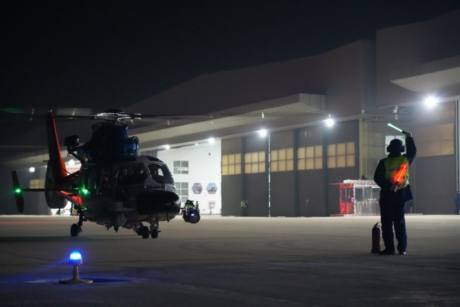 直击舰载直升机夜间训练现场