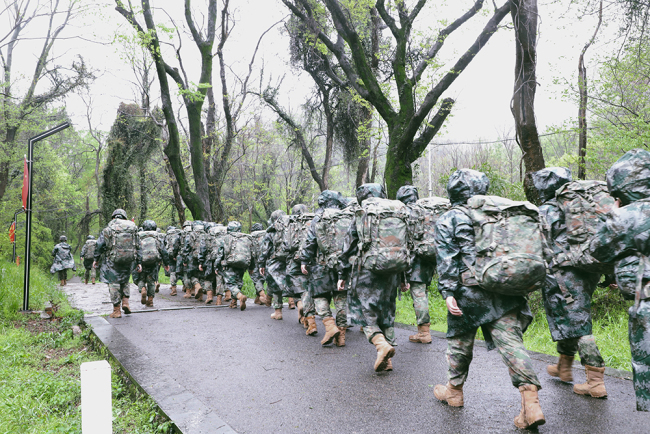 雨中鏖战,备战拉练势不可挡_国防军事_中华网