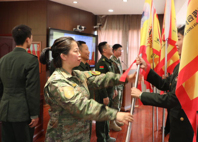 该部领导为队伍人员授旗。