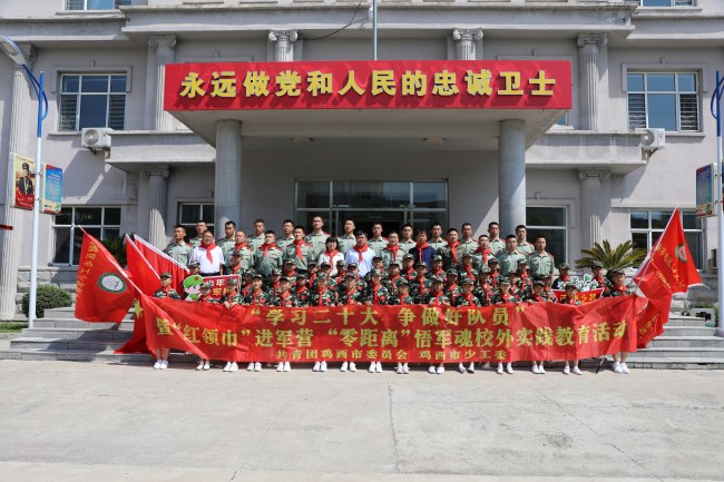 学生战士合照全景