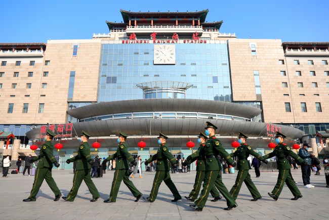春运迎返程高峰，北京武警坚守岗位全力护航