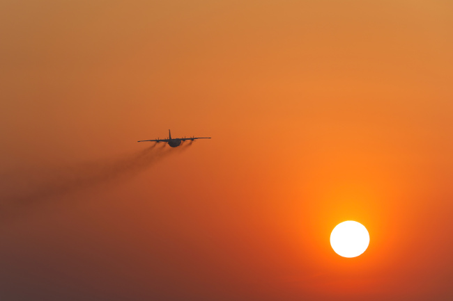 振翅云端战海天 ——海军航空兵某部组织多机型跨昼夜飞行训练