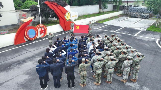 奋斗映照党旗红，军民共筑强军梦