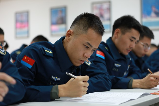 “培土墩苗”淬砺一线“带兵人”——中部战区空军某基地组织管理干部骨干暨保密业务集训