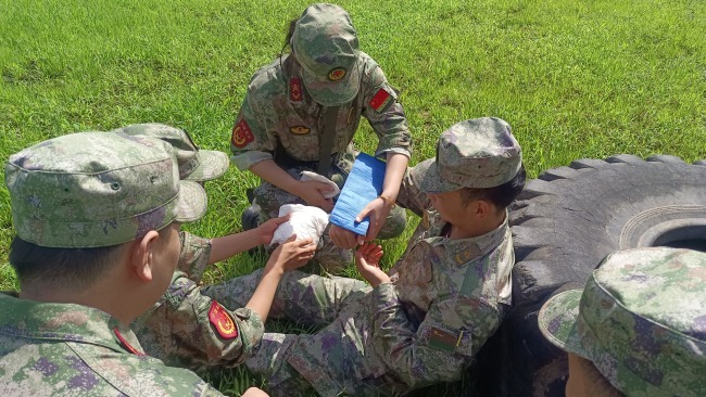 千渭街道武装部部在组织民兵战场救护演练课目训练李杰摄