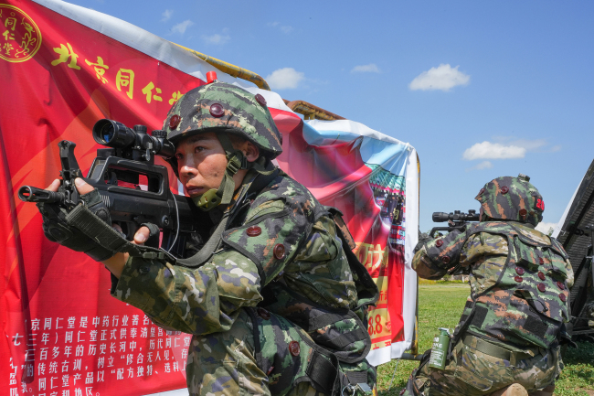 直击武警官兵交通工具反劫持实兵演练