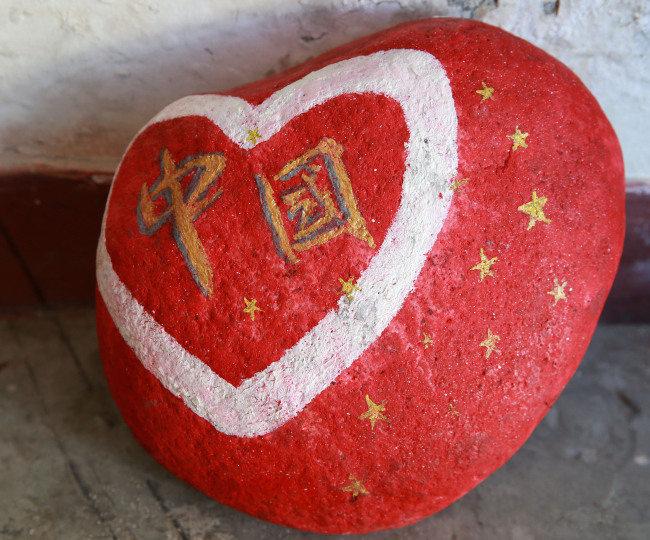 后来,越来越多的战友缠着宁俊飞想学习画石头画,宁俊飞也开始有模有样