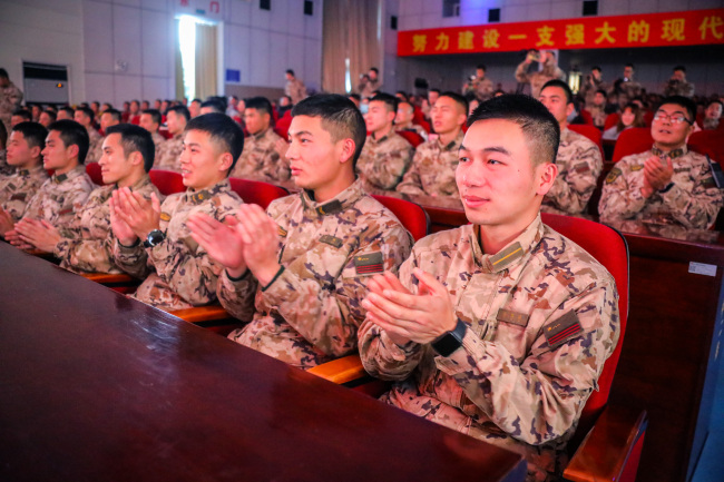 英雄皮旅“钢铁硬汉”让冬日军营火热起来