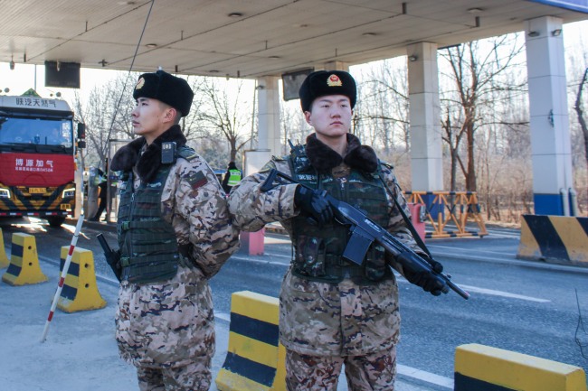 春运首日，北京环京检查站武警官兵严阵以待