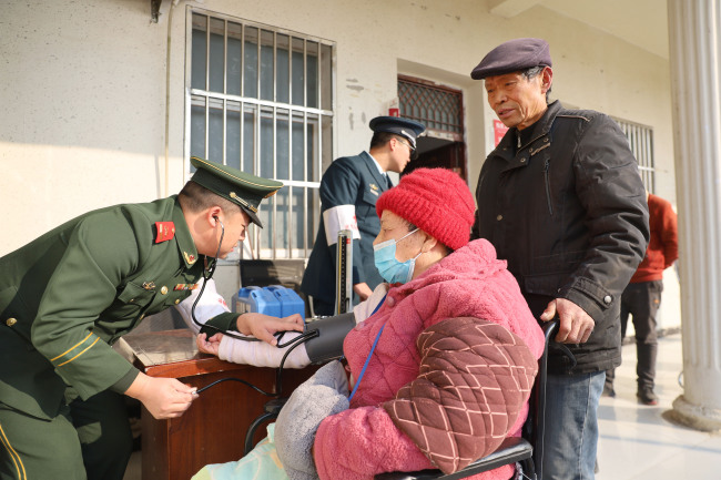 乡村振兴，武警官兵精准发力