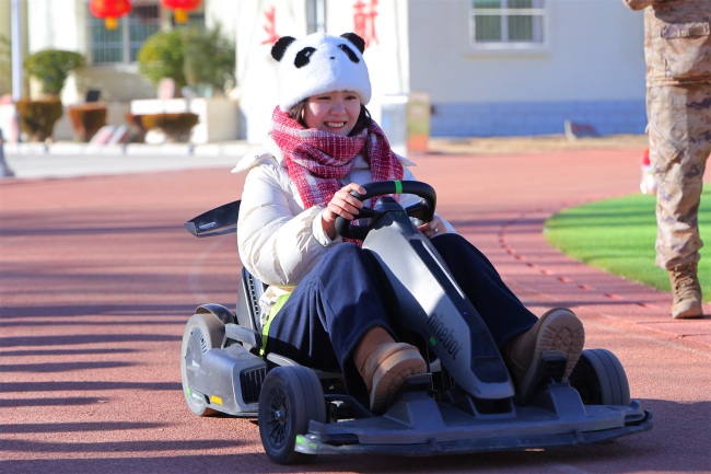 军属体验《卡丁车》趣味游戏